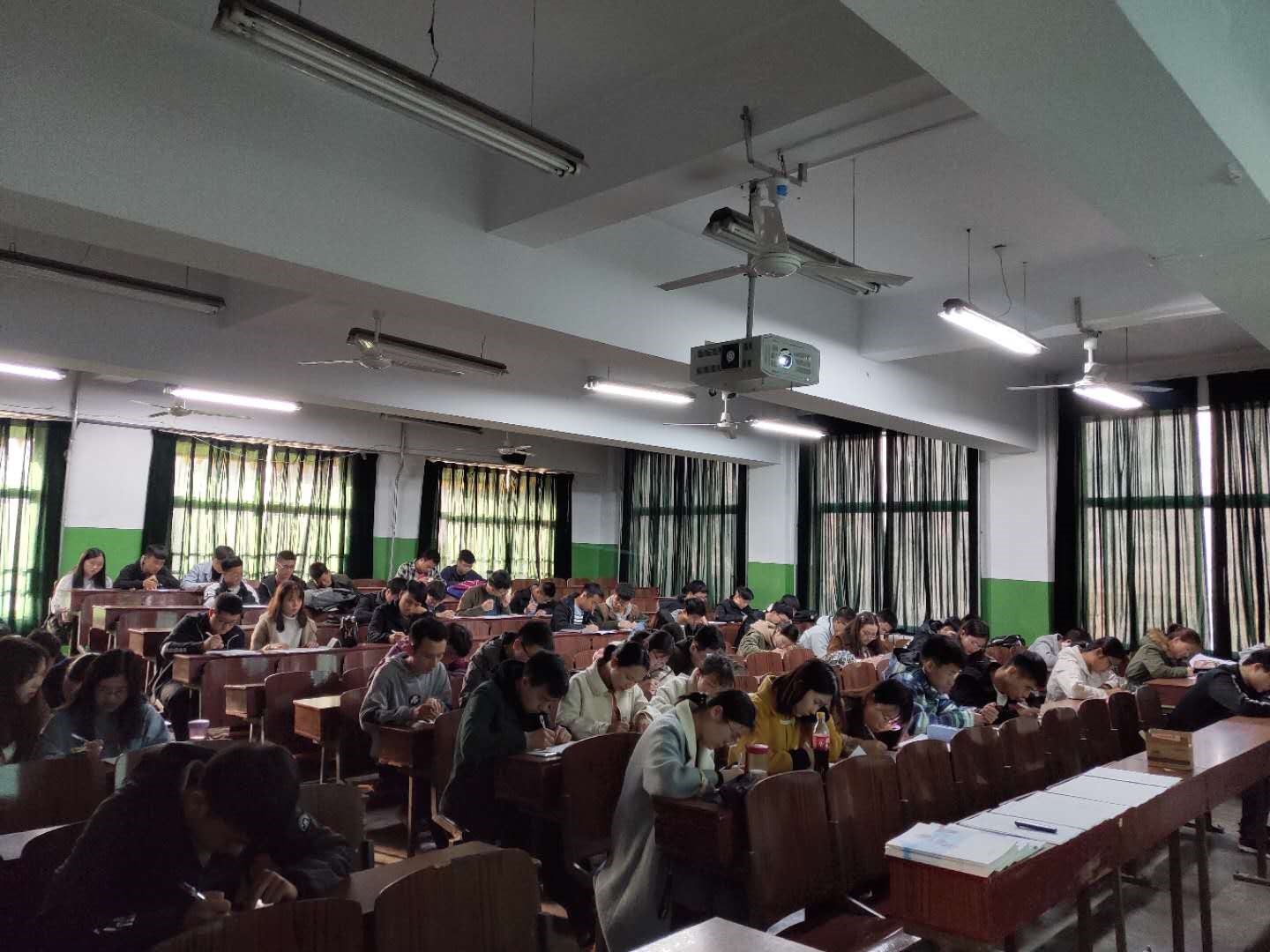 安泰測試成功舉辦2019年應(yīng)屆大學(xué)畢業(yè)生招聘會(huì)(圖1)